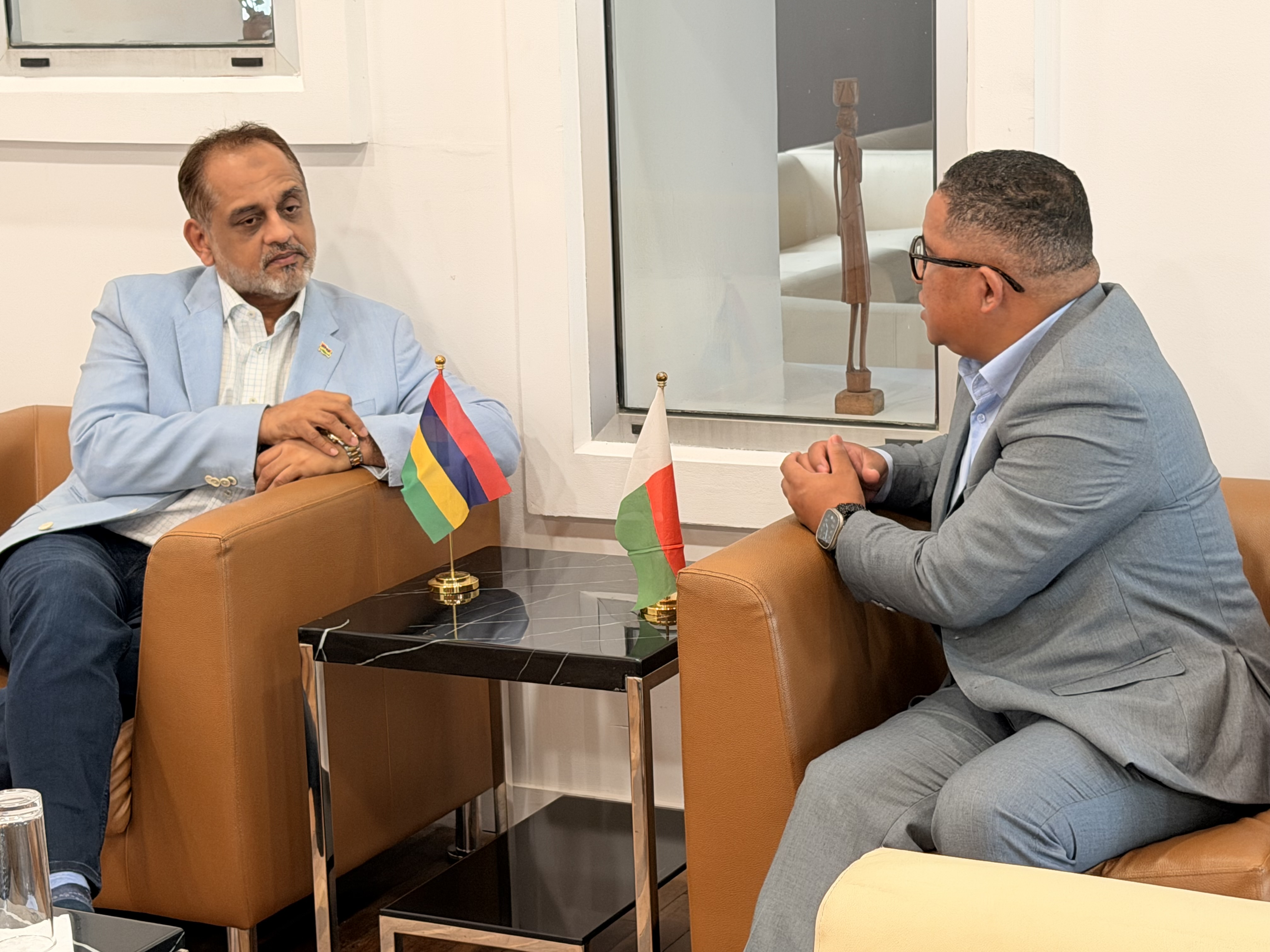 MADAGASCAR–MAURICE : LE MINISTRE REZA UTEEM ACCUEILLI À IVATO PAR LE PRÉSIDENT DE LA CCIMM À LA VEILLE DU « MORIS–MADA BUSINESS CONNECT